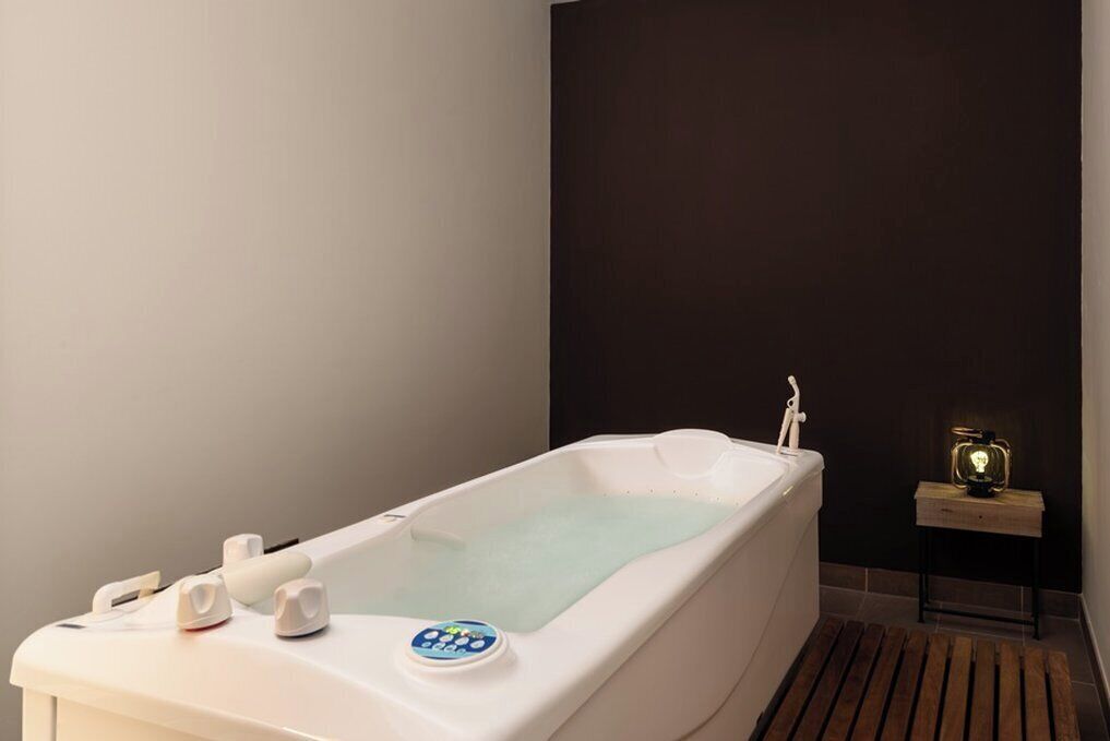 couples treatment room(s), body treatments, hydrotherapy, aromatherapy