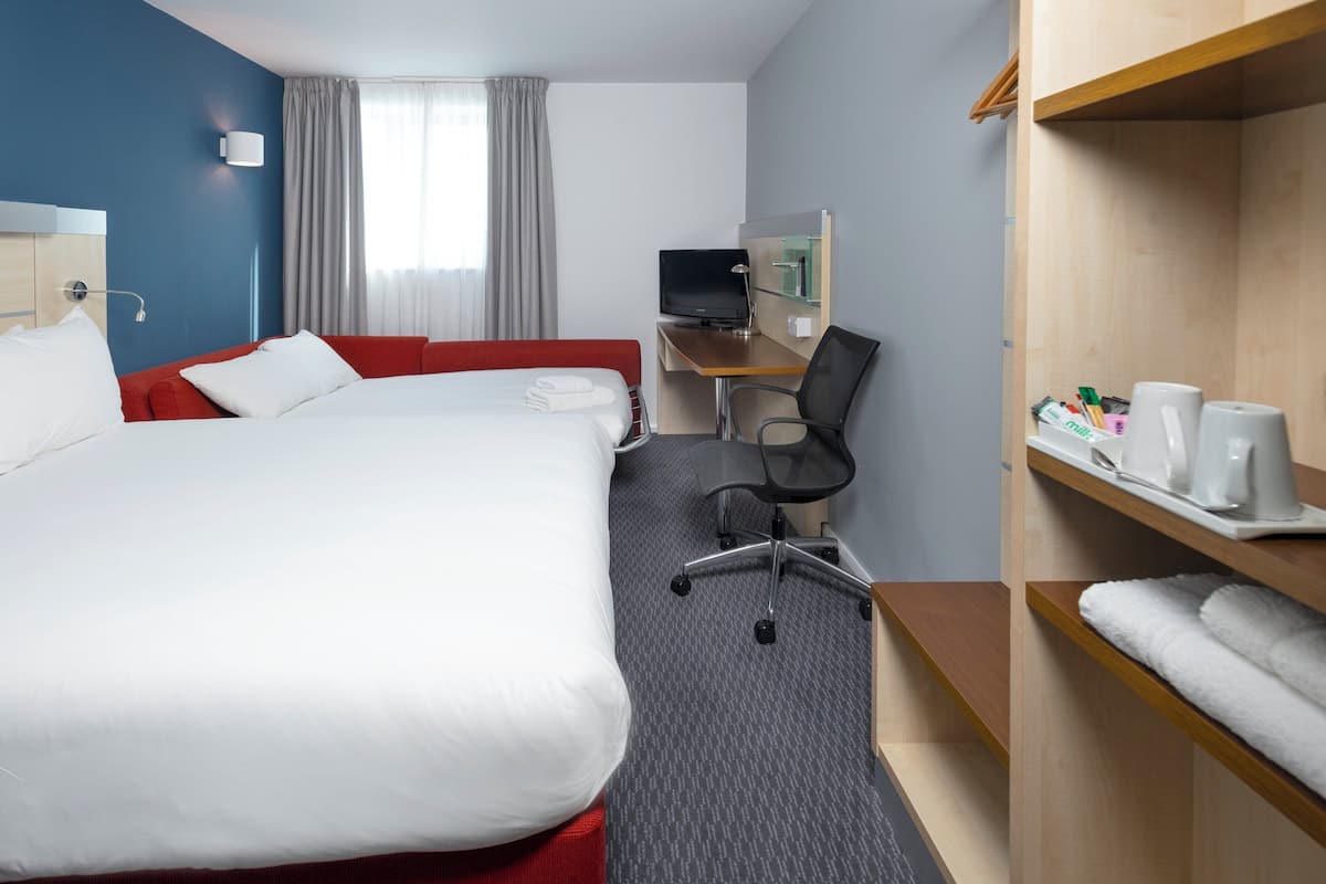 Skrivebord, blendingsgardiner og barnesenger (inkludert)