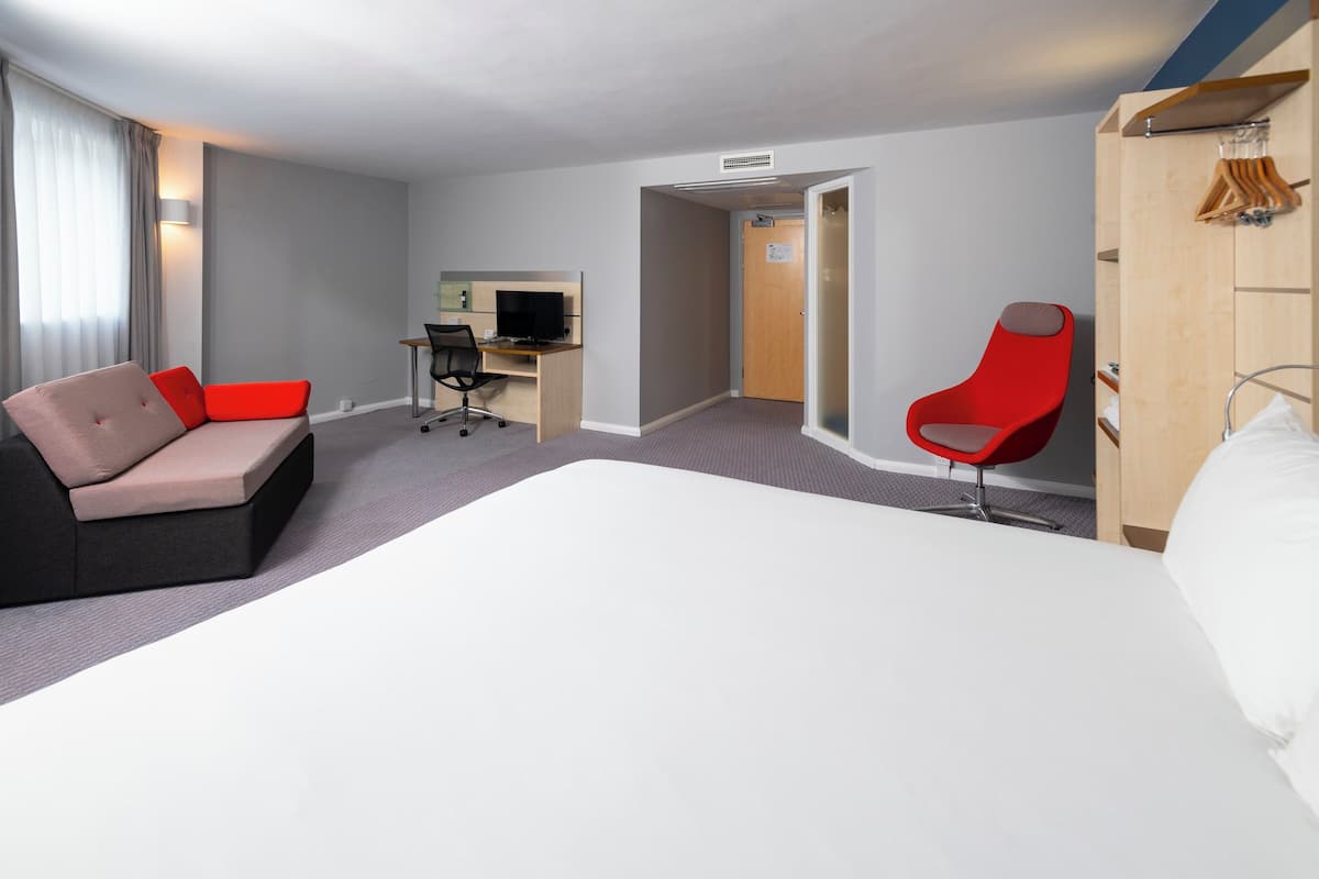 Rom – standard, 1 kingsize-seng, hjørnerom (Free Hot Breakfast) | Skrivebord, blendingsgardiner og barnesenger (inkludert)