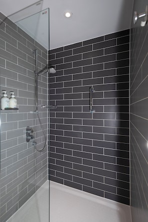 Standaard kamer, Meerdere bedden (Free Hot Breakfast) | Badkamer | Een haardroger, handdoeken, zeep, shampoo
