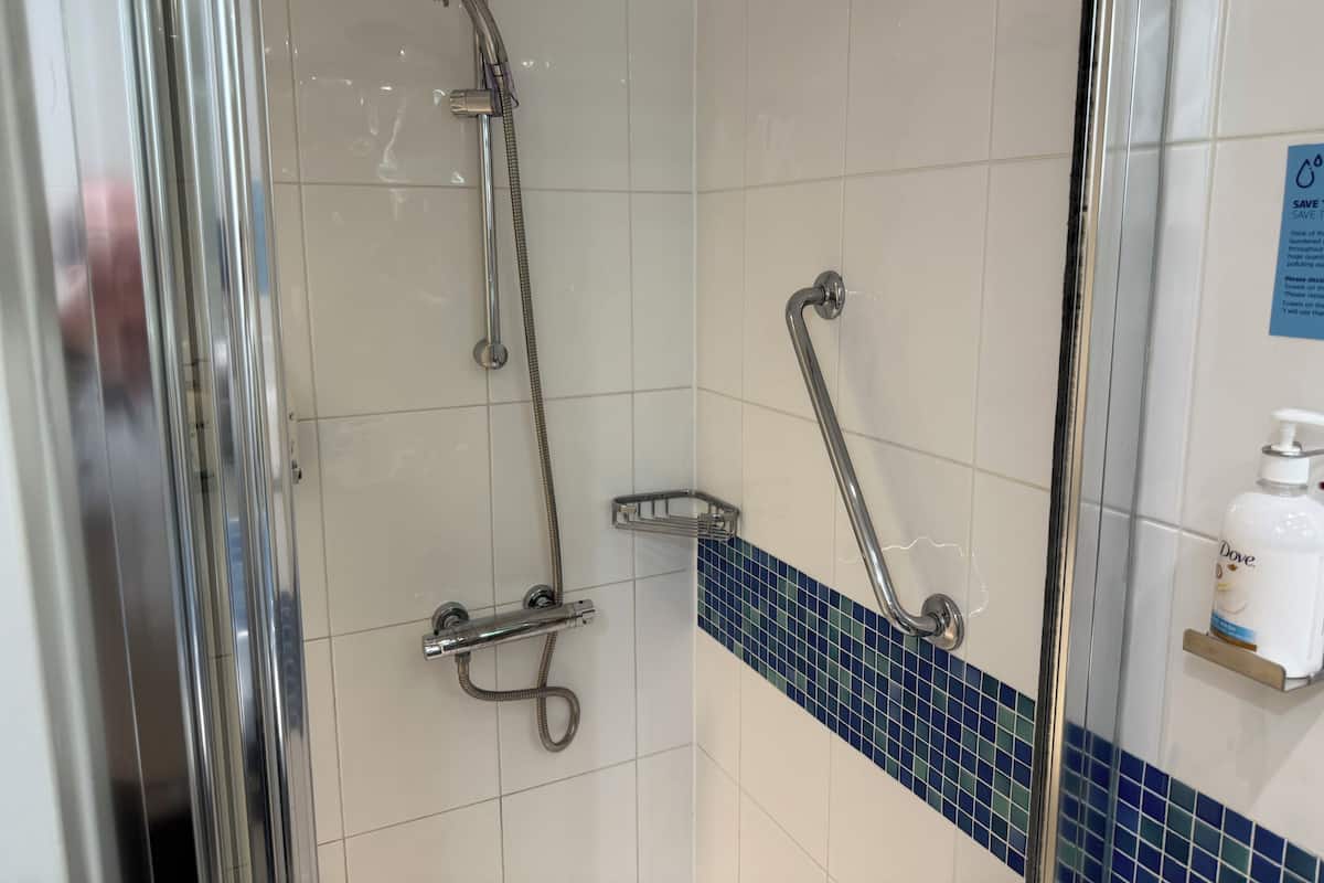 Habitación estándar, 2 camas individuales (Free Hot Breakfast) | Escritorio, cortinas blackout, cunas gratuitas y wifi gratis