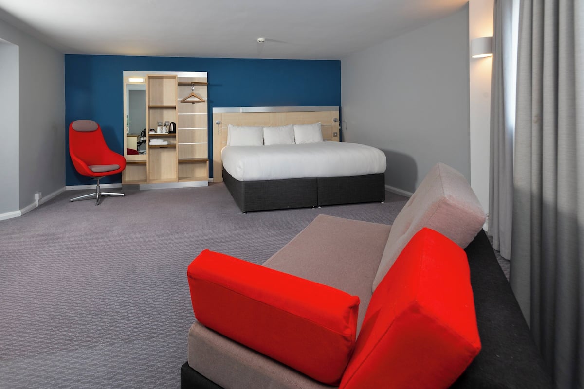 Standard Room, 1 King Bed, Corner (Free Hot Breakfast) | Desk, blackout drapes, free cribs/infant beds, free WiFi