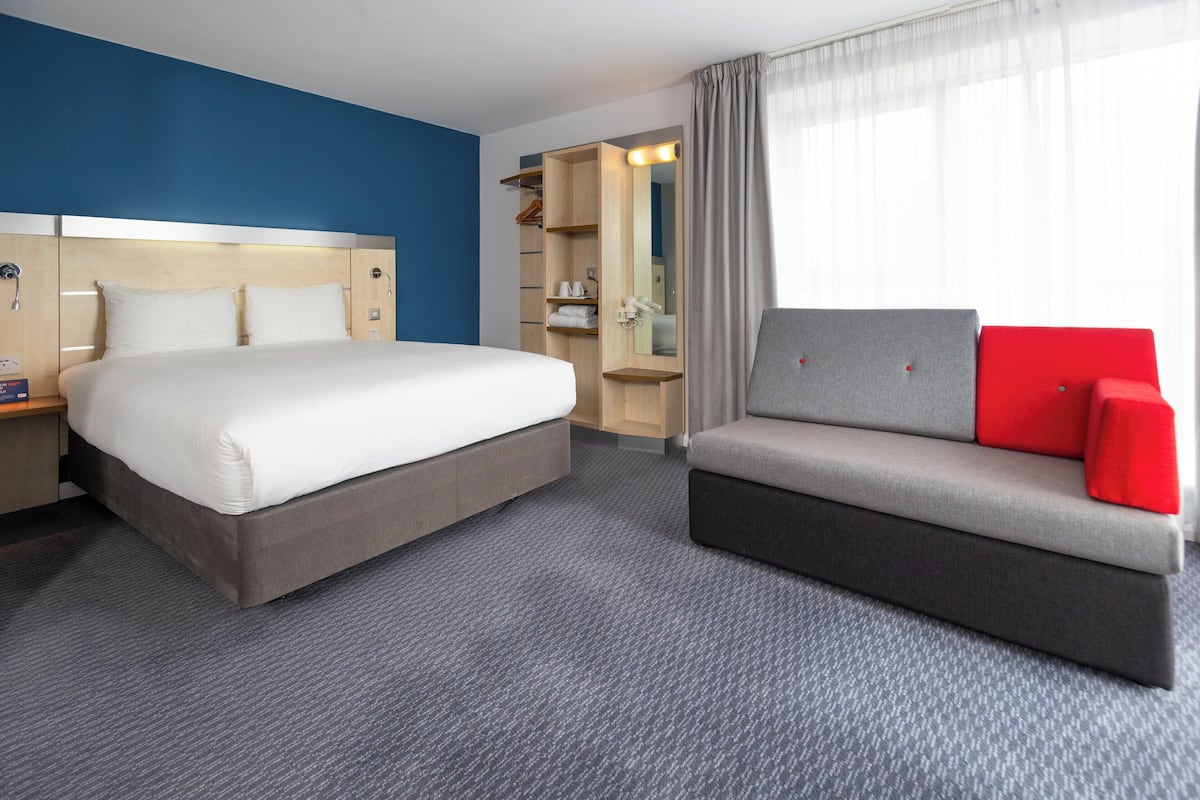 Standard Room, 1 Katil Raja (King), Corner (Free Hot Breakfast) | Meja, langsir/tirai gelap terus, katil bayi/kot (percuma)