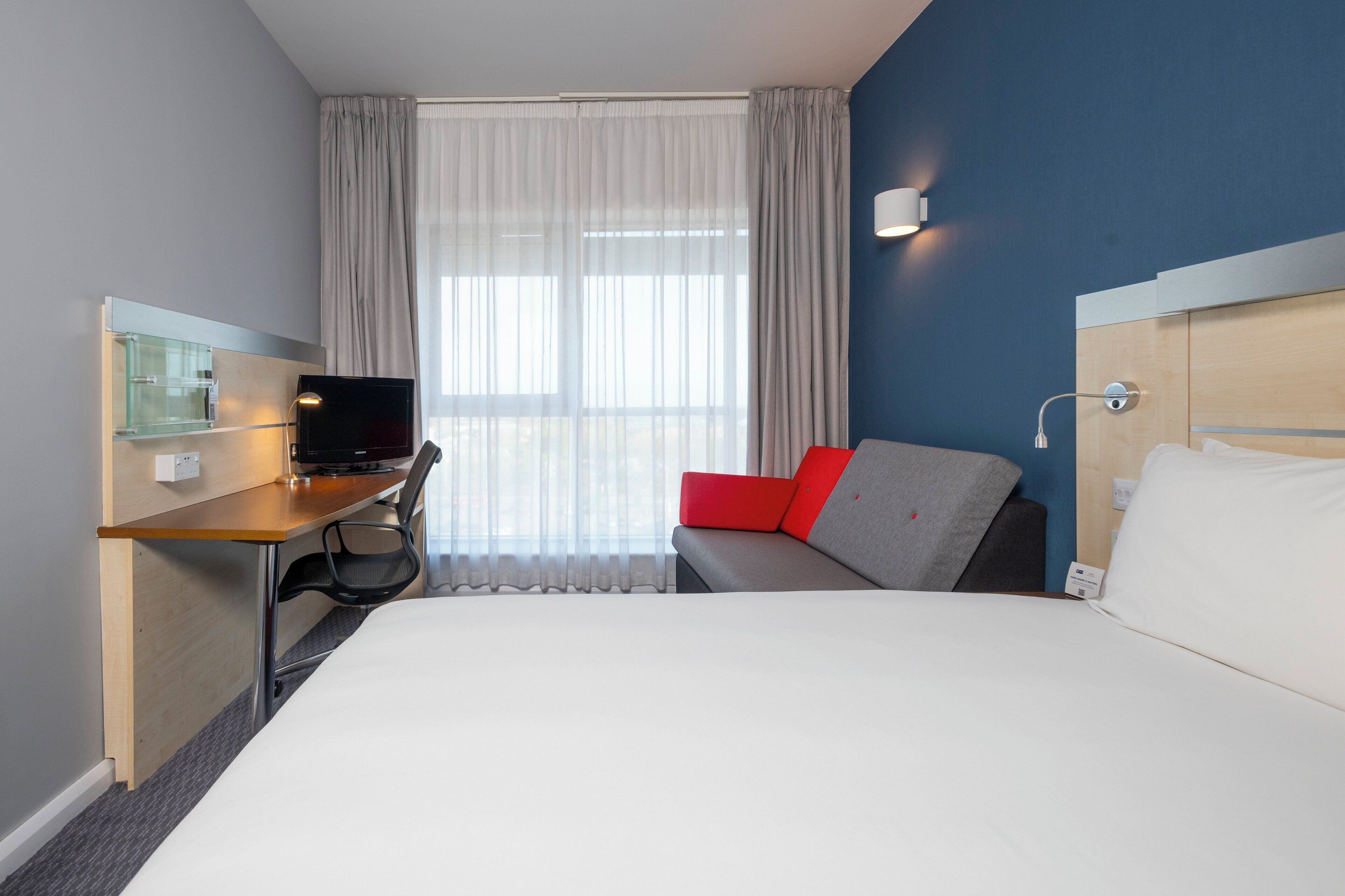 Escritorio, cortinas opacas, cunas gratuitas y wifi gratis