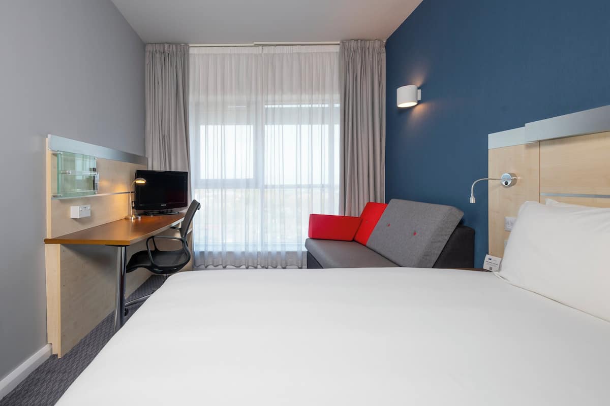 Escritorio, cortinas opacas, cunas gratuitas y wifi gratis