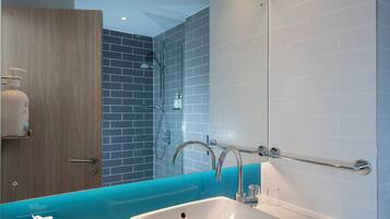 Habitación estándar, varias camas (Free Hot Breakfast) | Baño | Secadora de cabello, toallas, jabón, shampoo