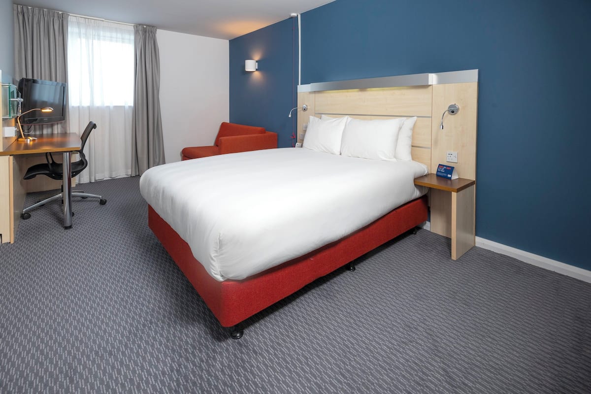 Standard Room, 1 Katil Raja (King), Accessible (Free Hot Breakfast) | Meja, langsir/tirai gelap terus, katil bayi/kot (percuma)