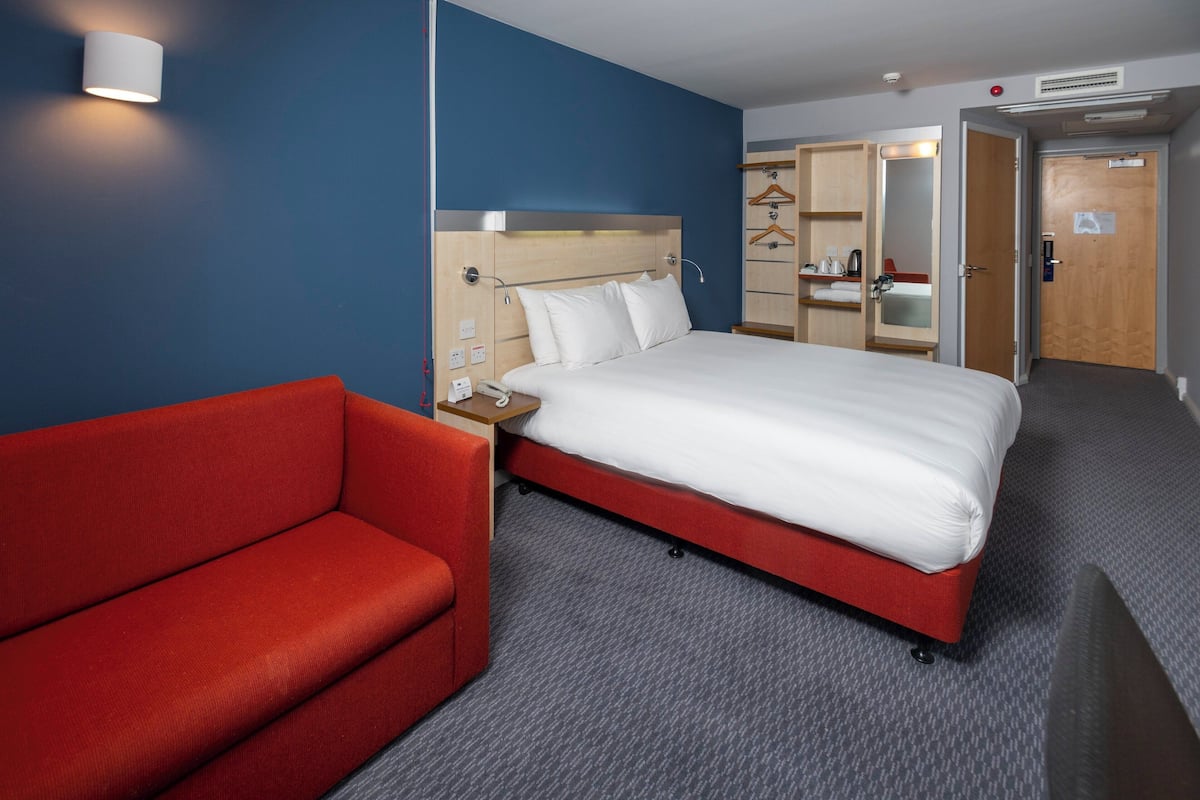 Standard Room, 1 King Bed, Accessible (Free Hot Breakfast) | Desk, blackout curtains, free cots/infant beds, free WiFi