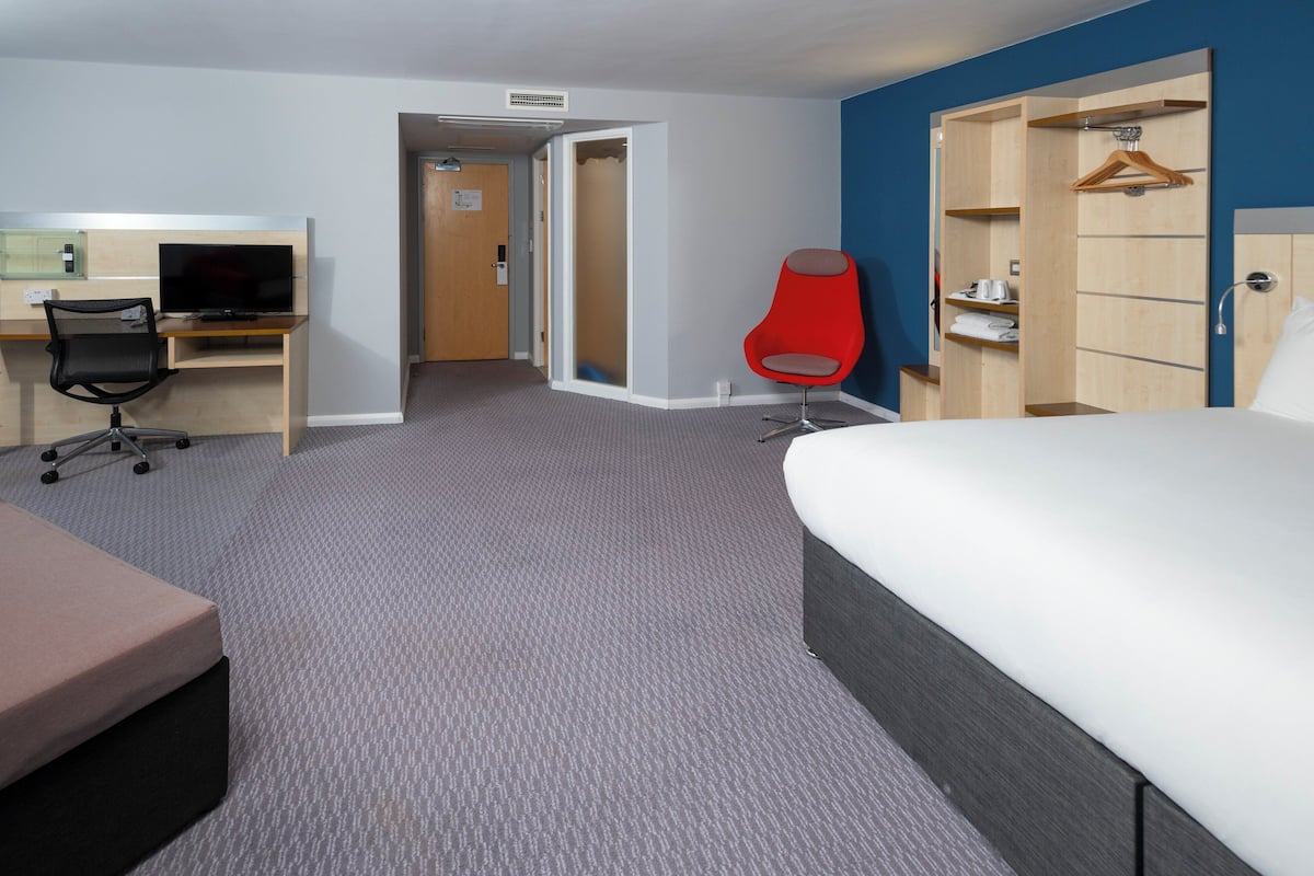 Standard Room, 1 King Bed, Corner (Free Hot Breakfast) | Desk, blackout curtains, free cots/infant beds, free WiFi