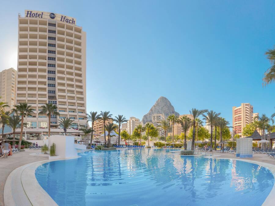 Inomhuspool, utomhuspool, parasoller och solstolar
