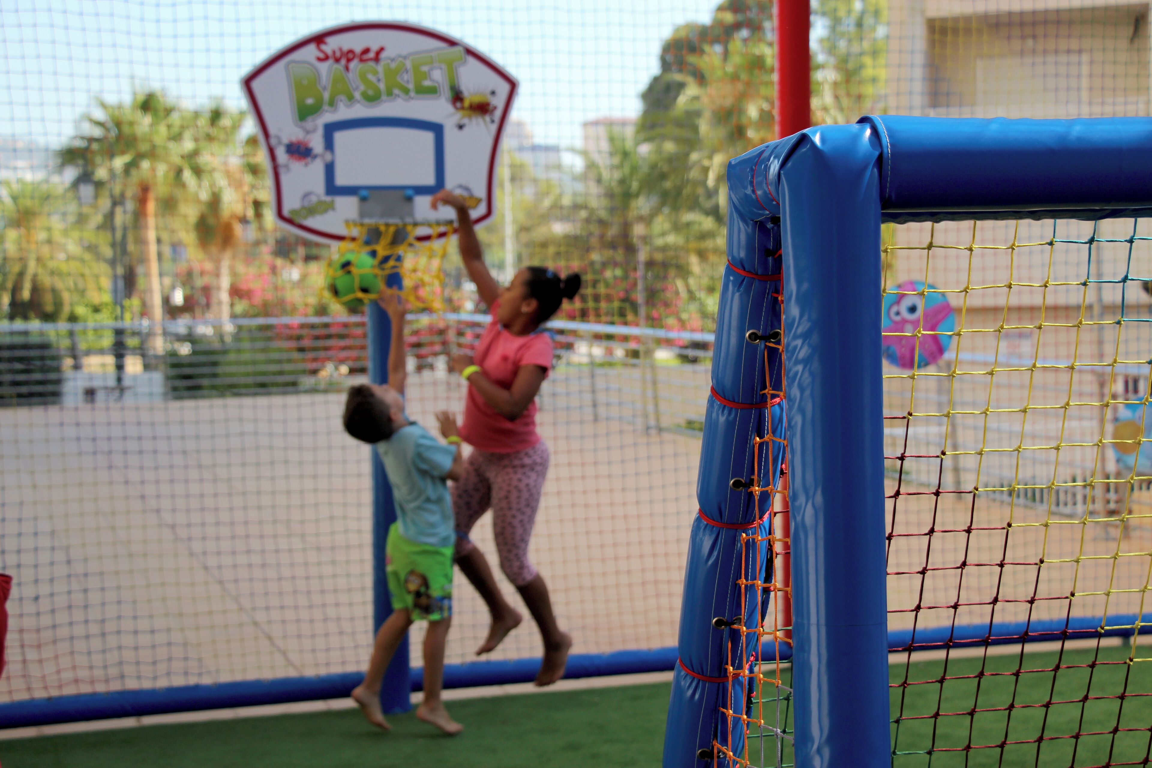 Un terrain de basket avec un panier sur lequel est inscrit « Super Basket ».