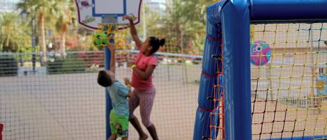 Un terrain de basket avec un panier sur lequel est inscrit « Super Basket ».