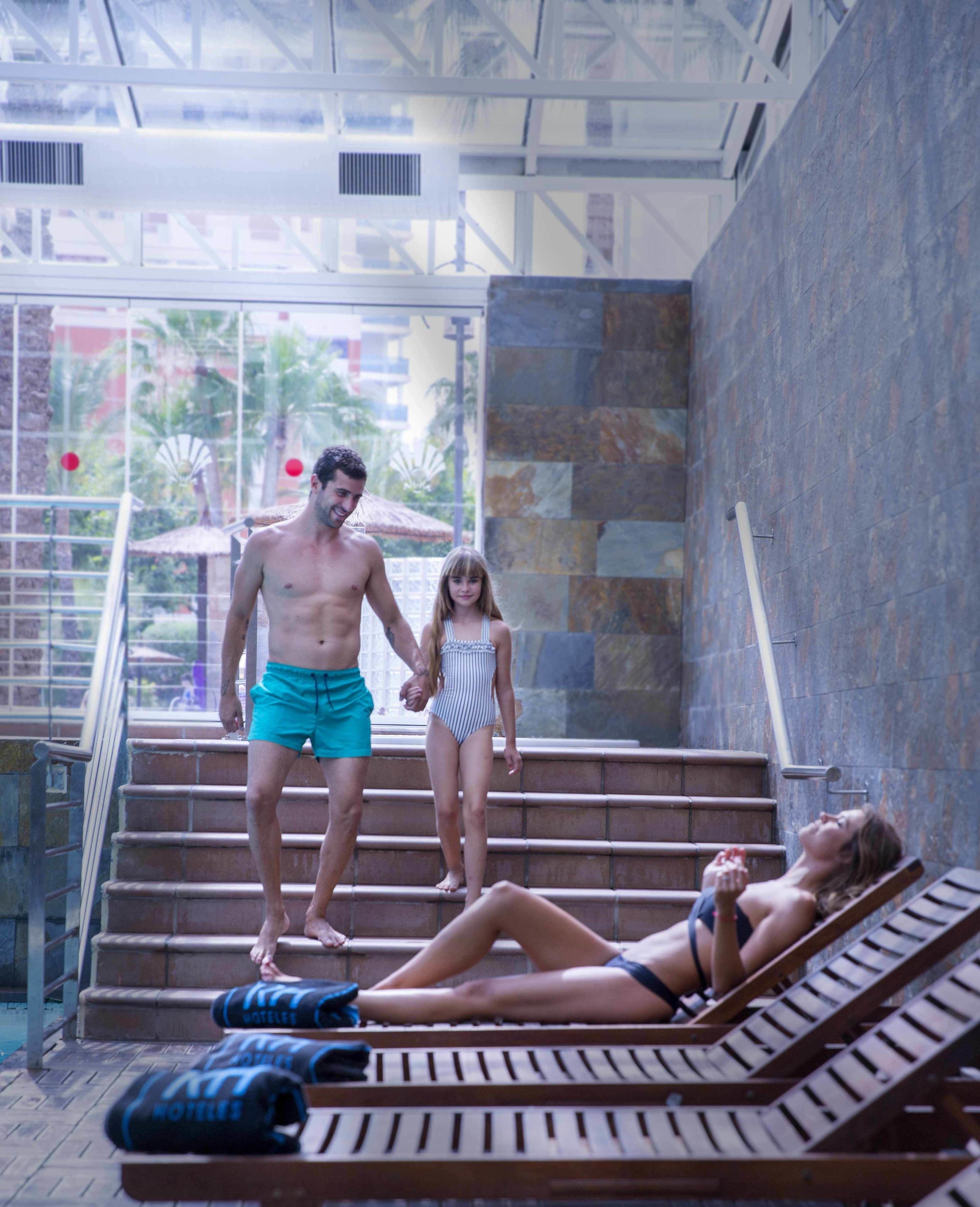 Body treatments, facials, 1 treatment room