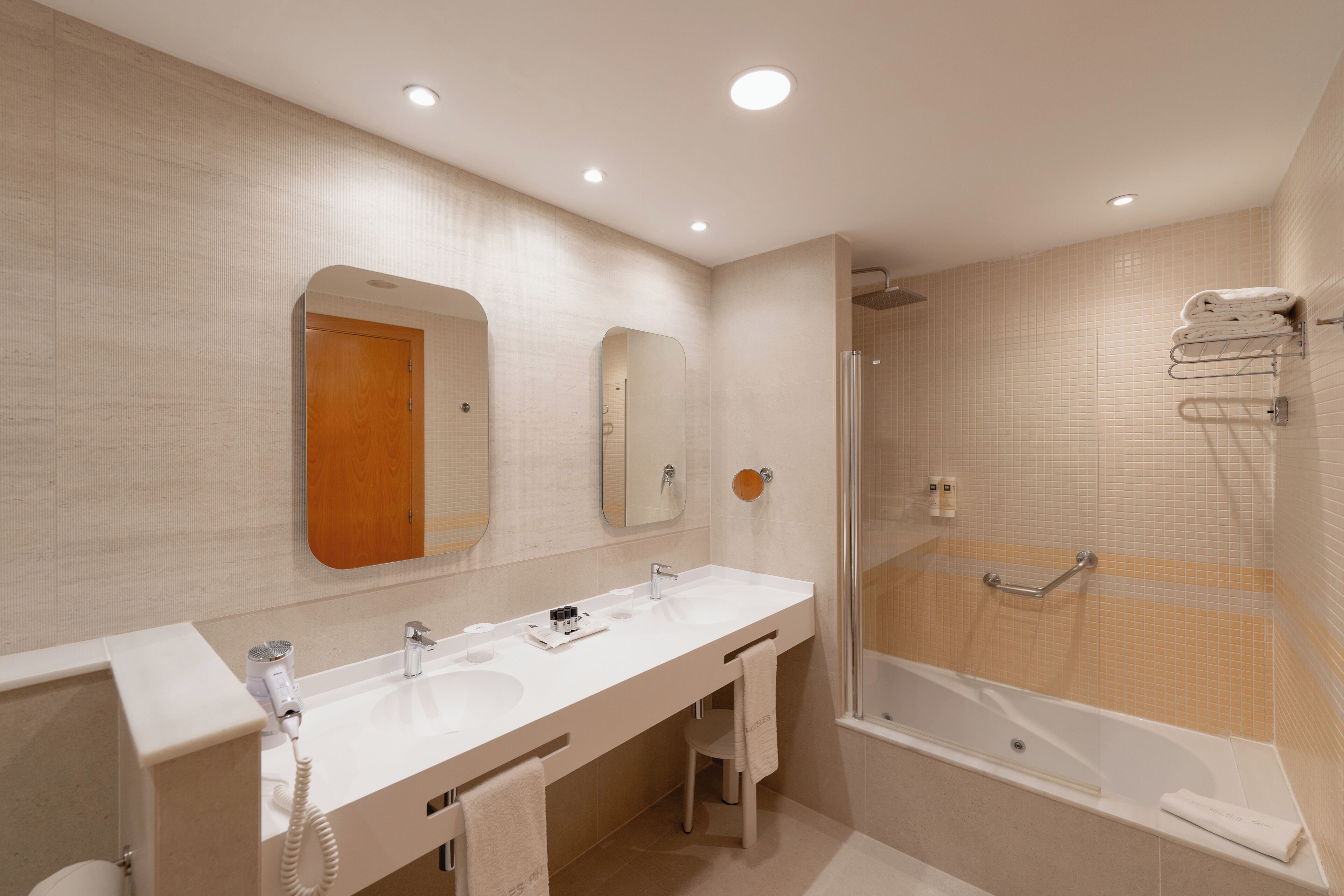 bathtub, free toiletries, towels