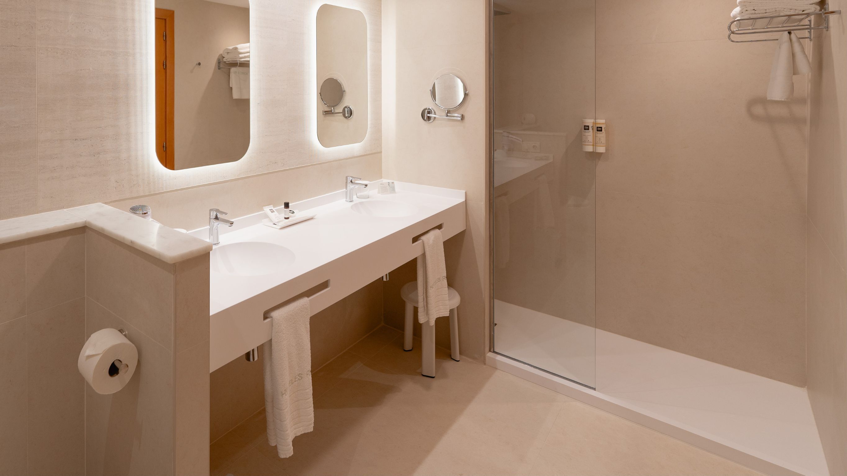 bathtub, free toiletries, towels