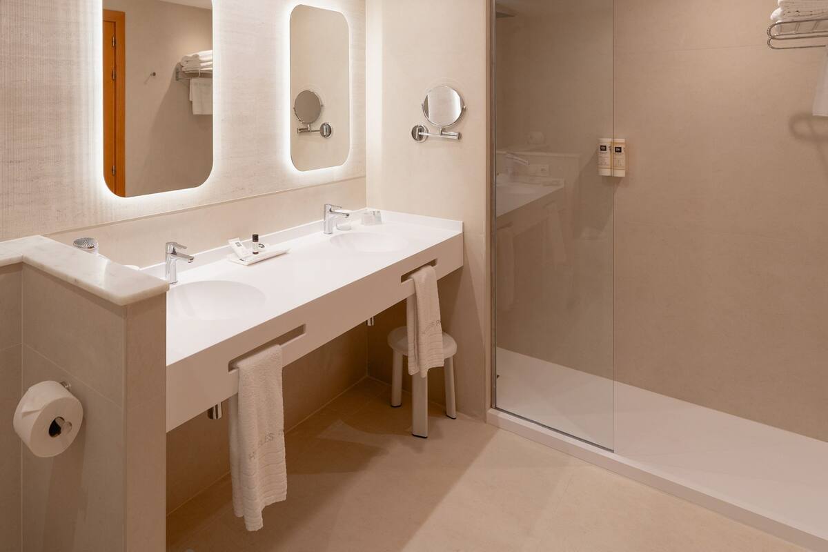 bathtub, free toiletries, towels