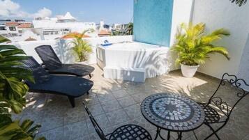 Suite Deluxe, 1 cama de matrimonio grande, bañera de hidromasaje, vistas a la ciudad | Terraza o patio