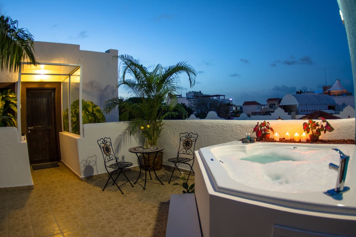 Deluxe Suite, 1 King Bed, Jetted Tub, City View | Premium bedding, minibar, in-room safe, blackout drapes