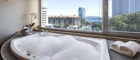 Superior Penthouse with Bosphorus View | 1 Schlafzimmer, hochwertige Bettwaren, Minibar, Zimmersafe