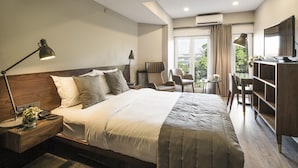 A modern hotel room with a large bed, bedside tables, a desk, and a TV. - Taxim Suites Residences Istanbul (Istanbul)