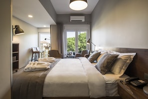 Premium bedding, minibar, in-room safe, soundproofing - Taxim Suites Residences Istanbul (Istanbul)
