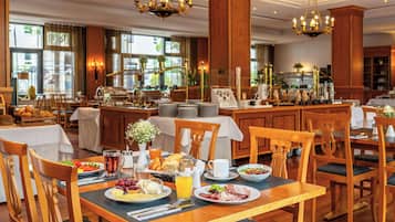 Päivittäinen mannermainen aamiainen (22 EUR per henkilö)