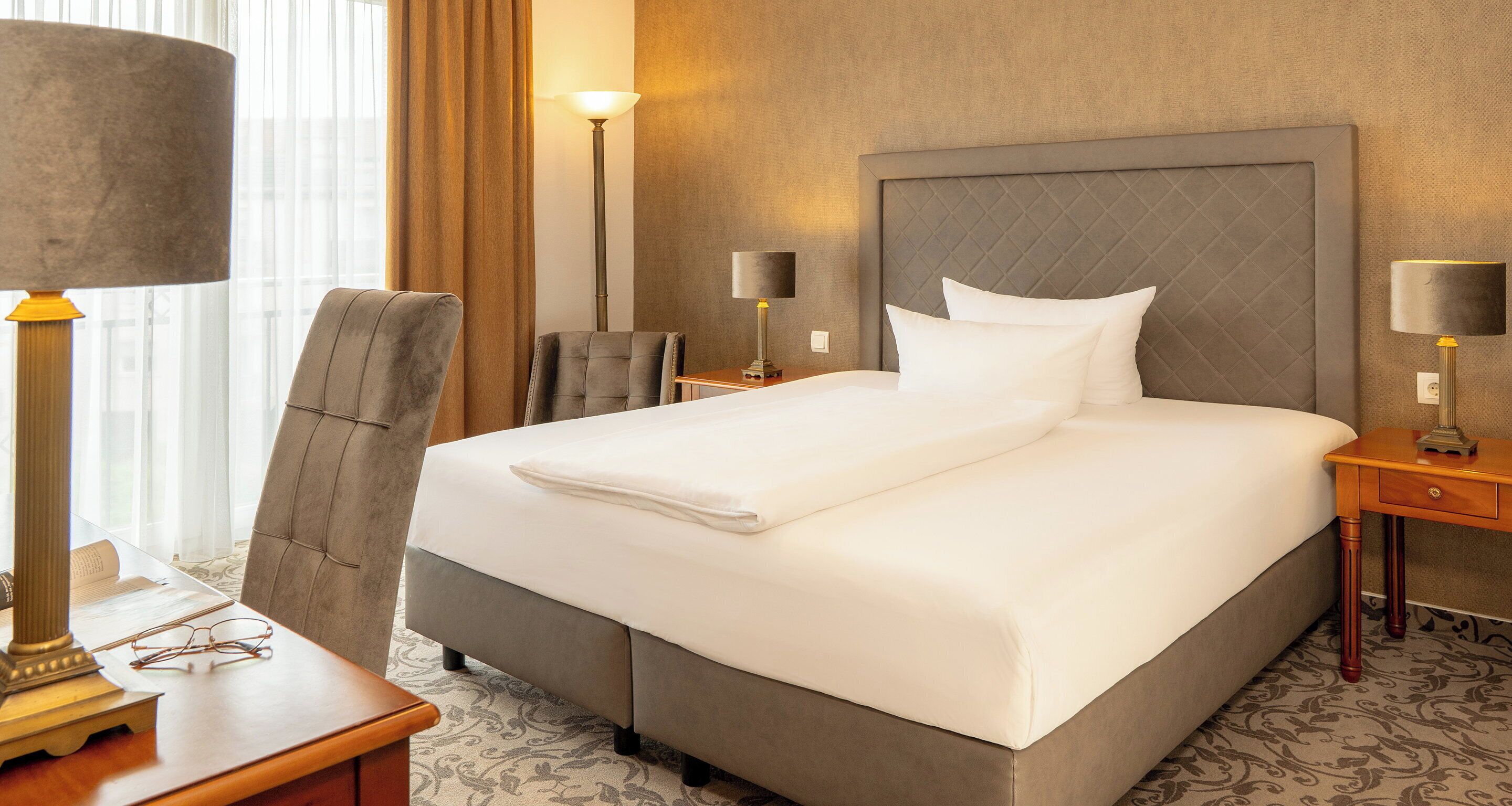 Komfort-Plus-Zimmer | Peralatan tempat tidur hipoalergenik, peti besi dalam bilik, meja 