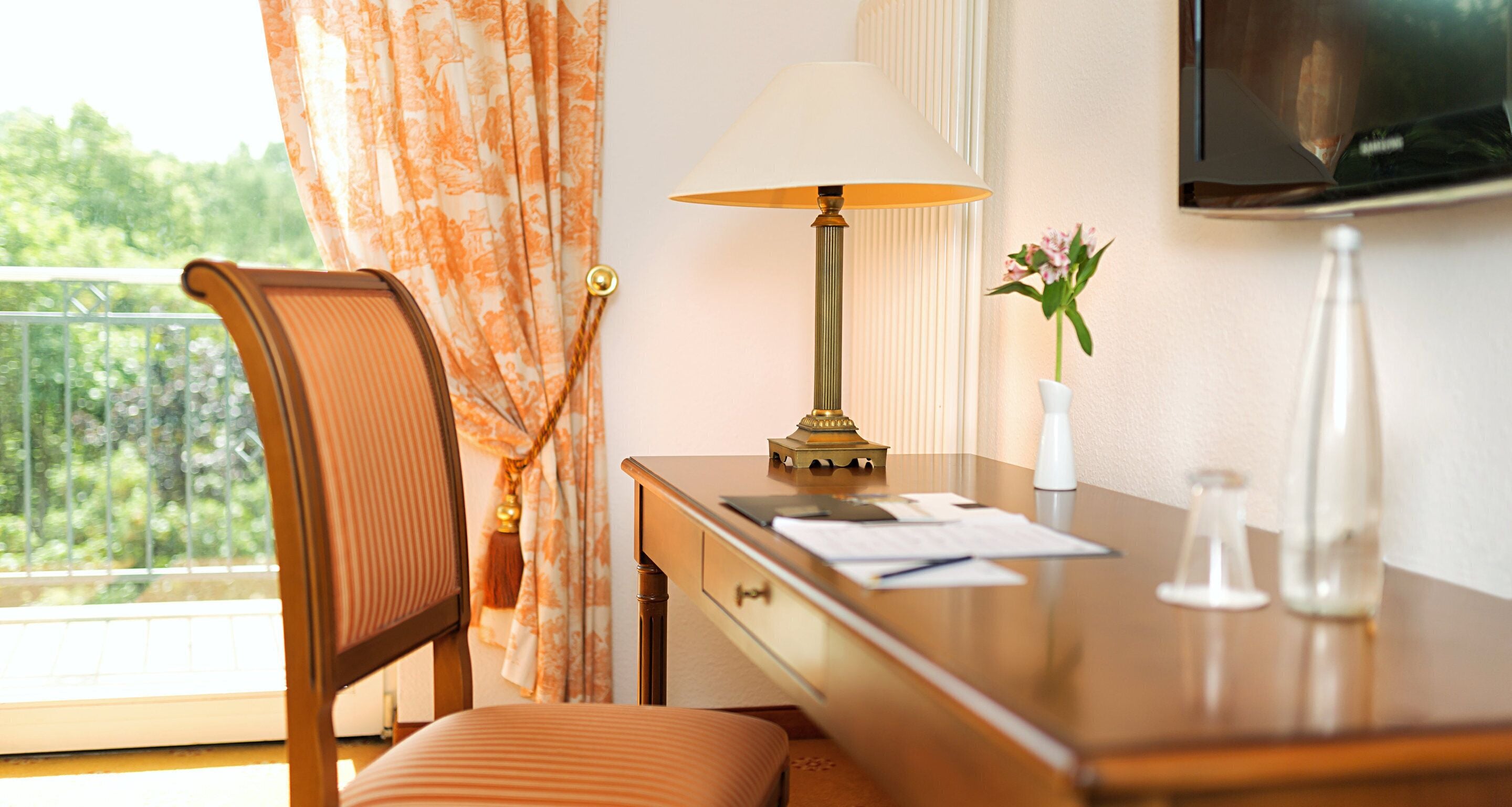 standard-zimmer | hypo-allergenic bedding, in-room safe, desk, blackout curtains