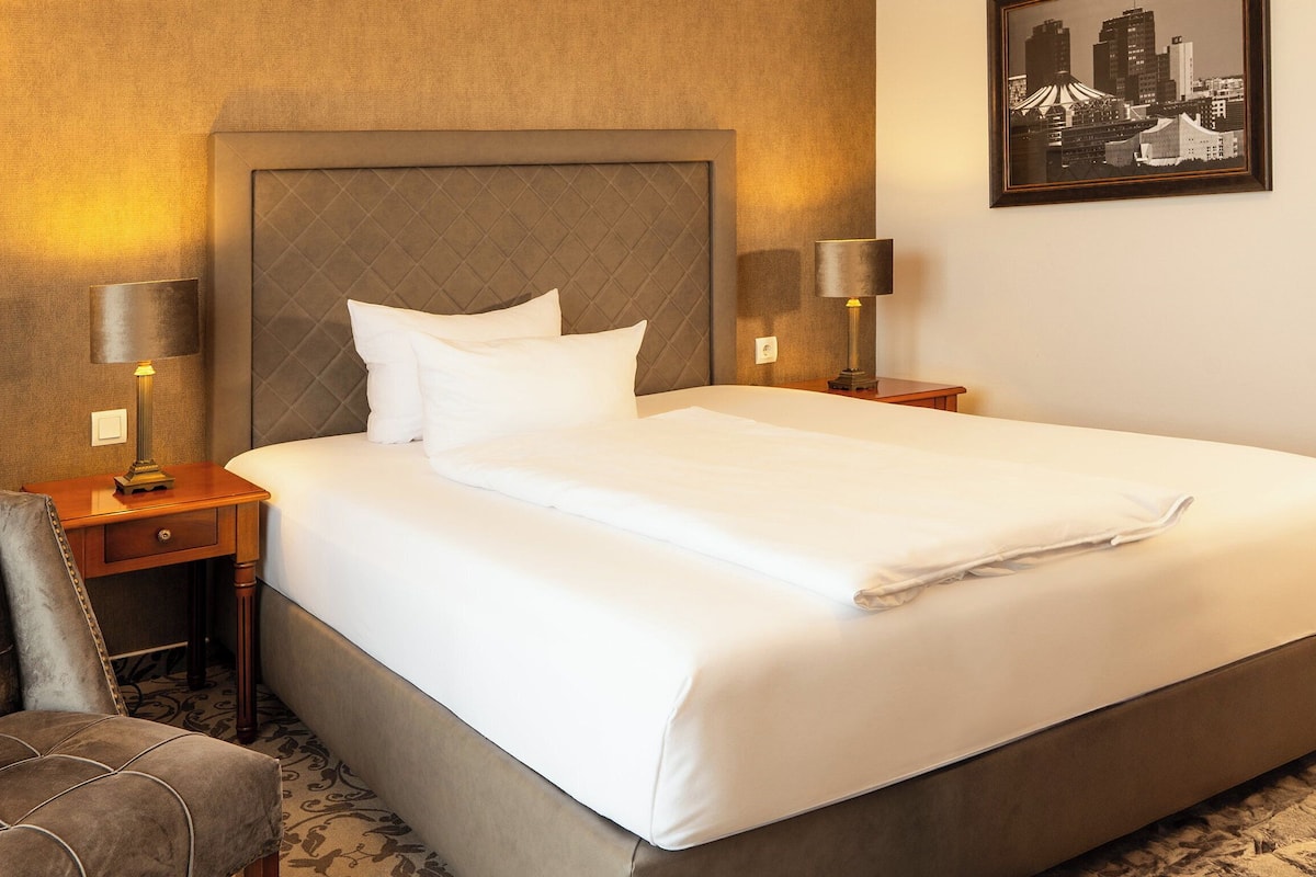 Comfort Room | Peralatan tempat tidur hipoalergenik, peti besi dalam bilik, meja