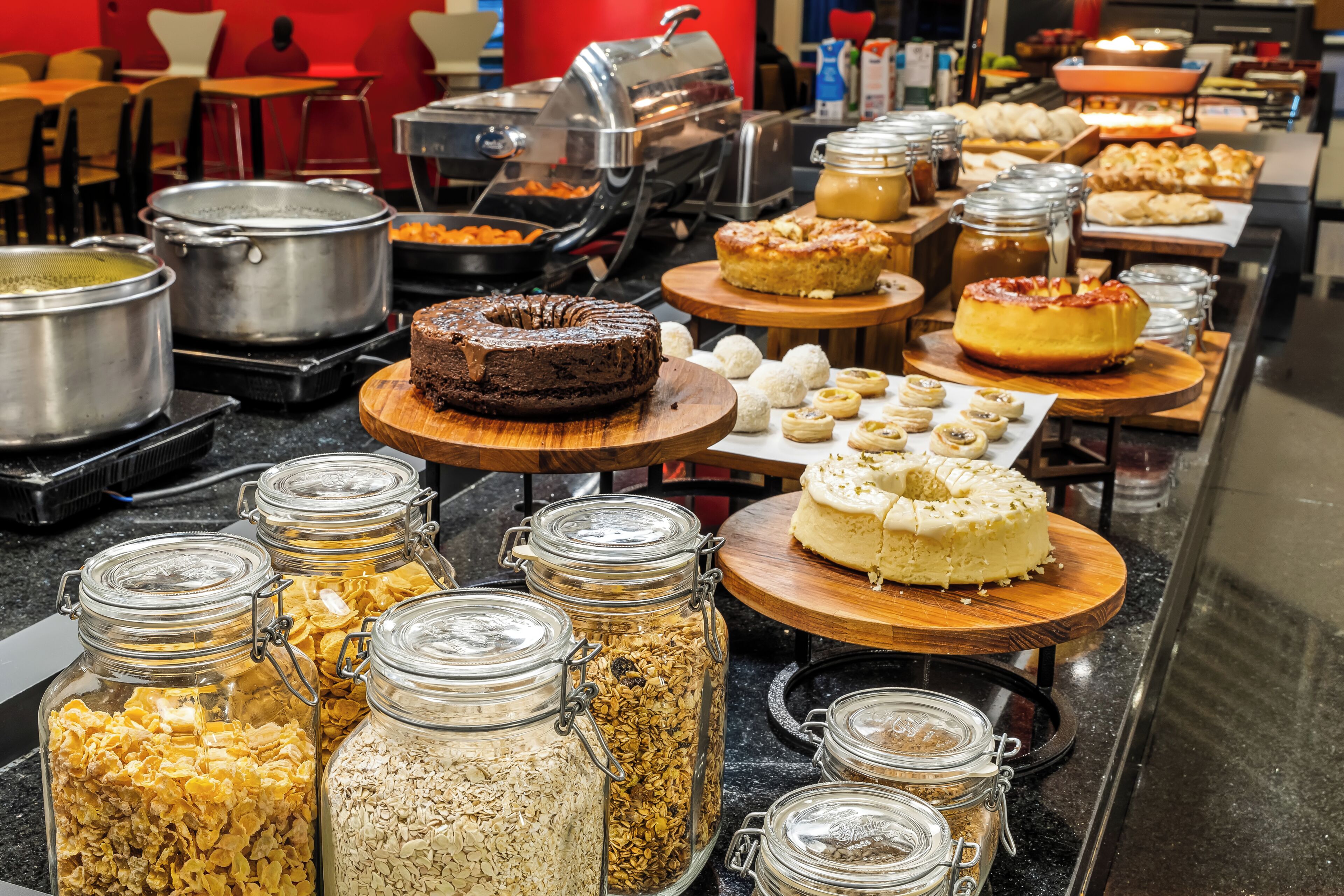 Um buffet com diversos alimentos e utensílios de cozinha.