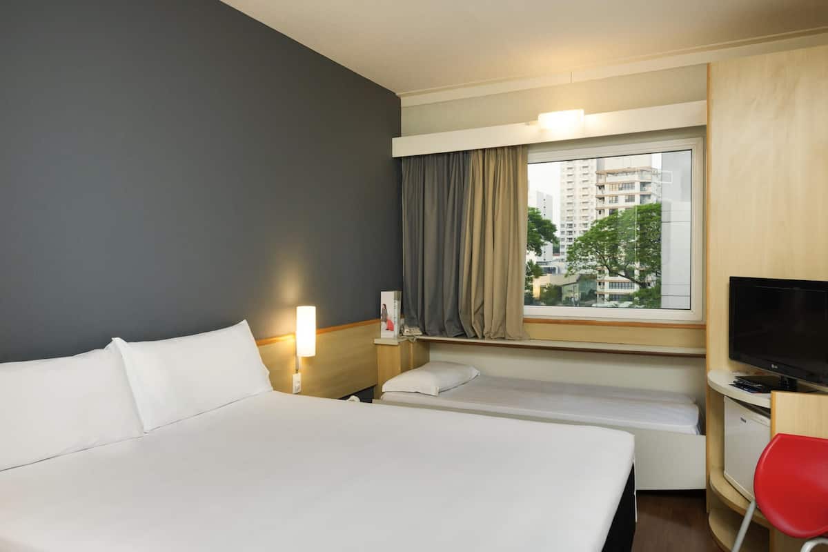 Frigobar, cofres nos quartos, escrivaninha, cortinas blackout