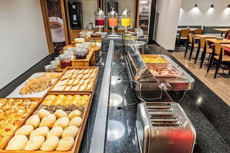 Desayuno buffet. Slim Hotel Campinas