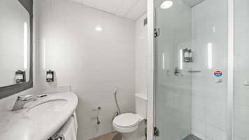 Quarto família | Banheiro | Secador de cabelo, toalhas de banho, sabonete, shampoo