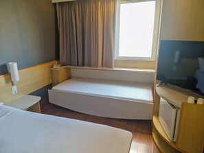 Desk, bed sheets - Slim Hotel Campinas (Campinas)