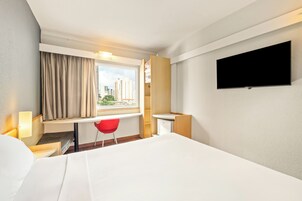 Standard Casal | Escritorio, wifi gratis, ropa de cama