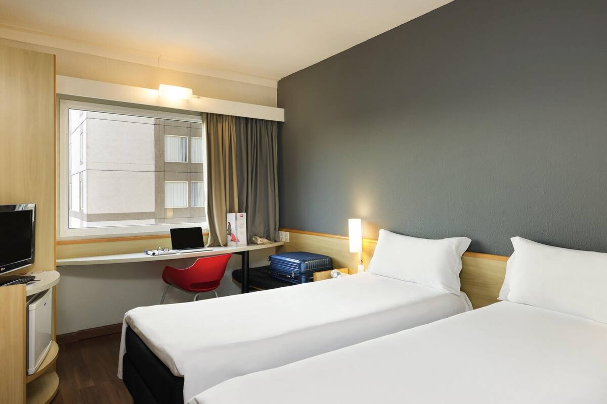 Standard Twin Room, 2 Single Beds | Minibar, in-room safe, desk, blackout curtains