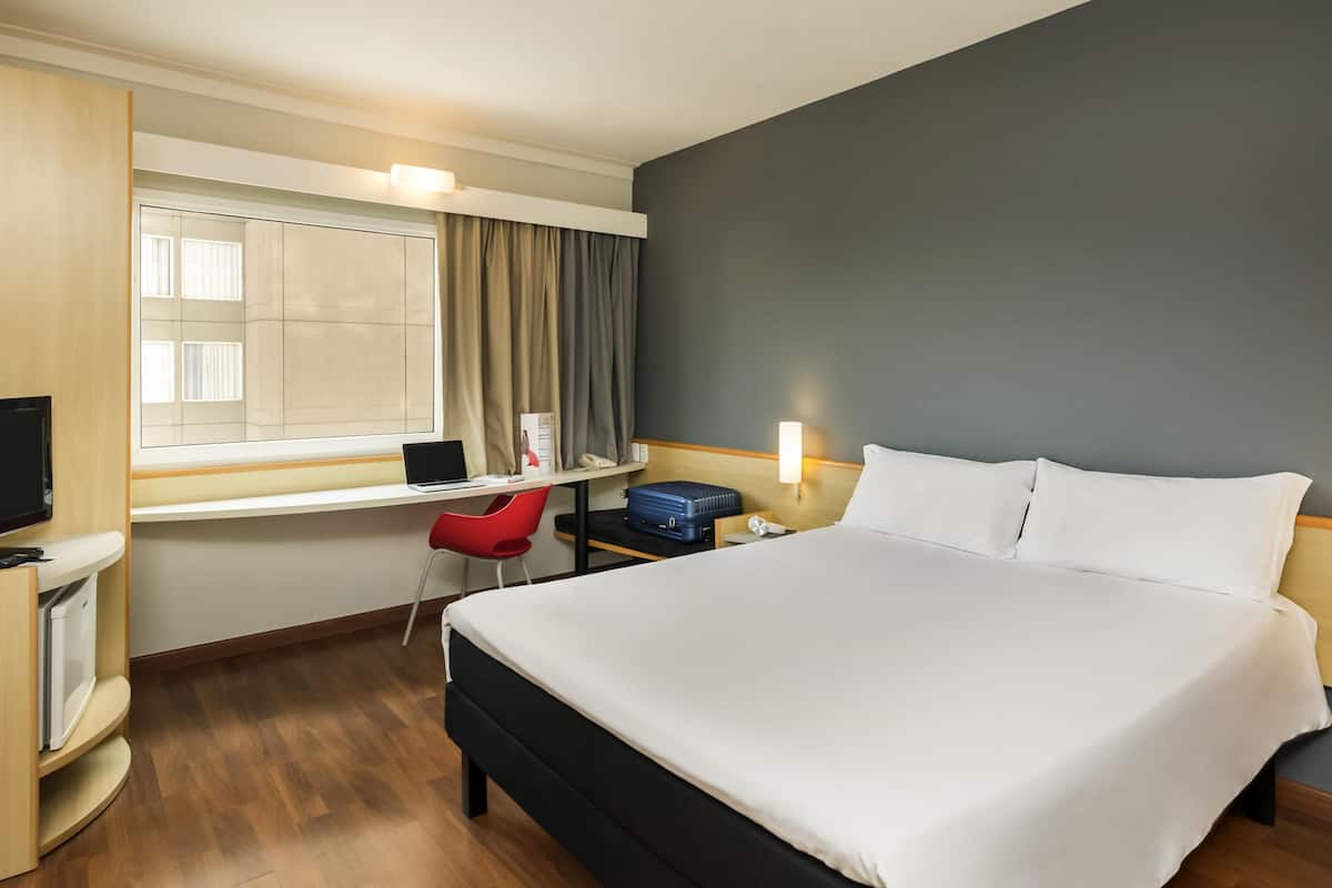 Standard Room, 1 Double Bed | Minibar, in-room safe, desk, blackout curtains