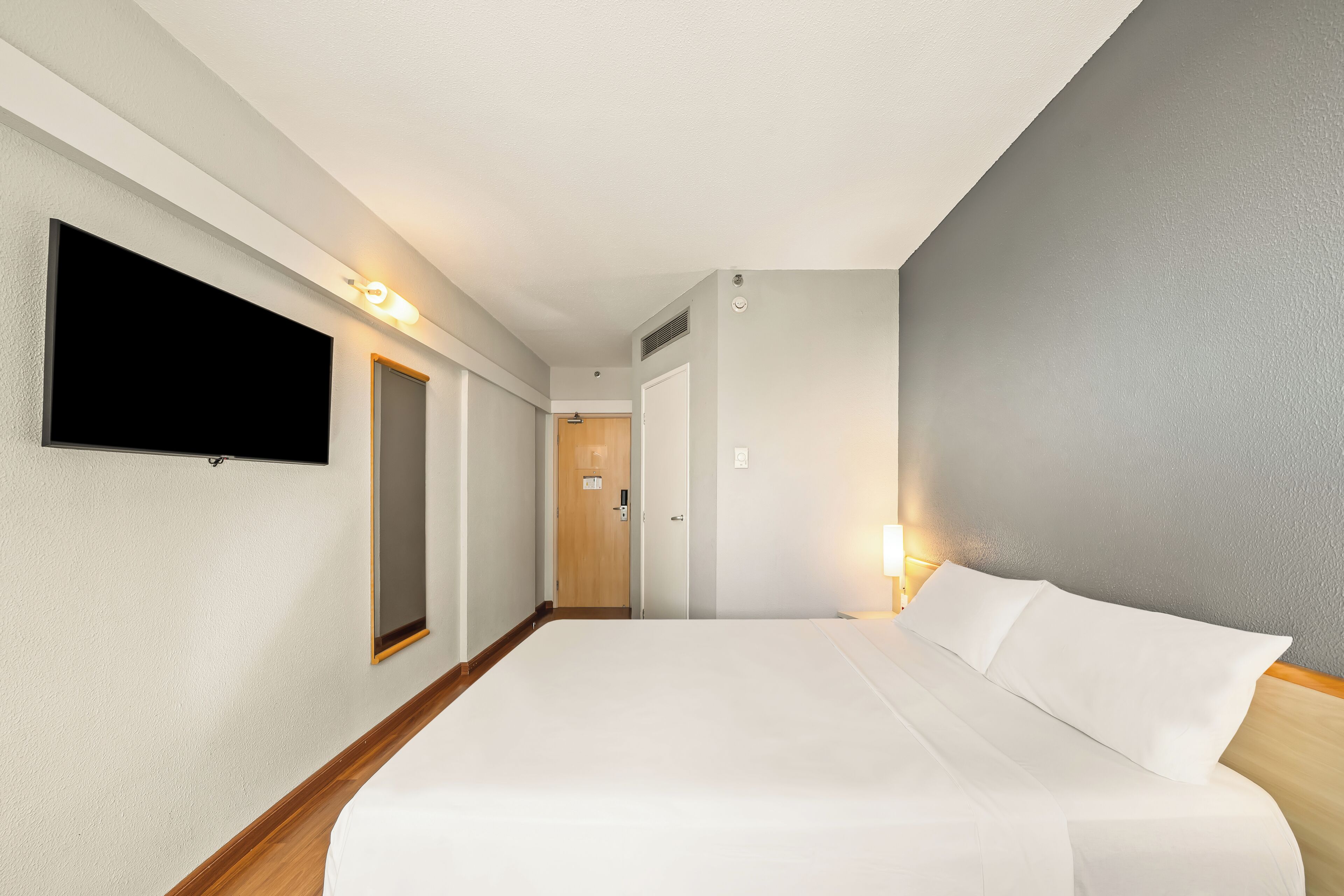 Standard Casal | Desk, bed sheets