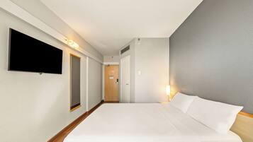 Standard Casal | Desk, bed sheets