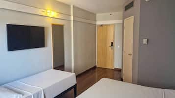 Standard Casal com cama adicional | Desk, bed sheets