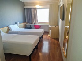 Escritorio y ropa de cama 