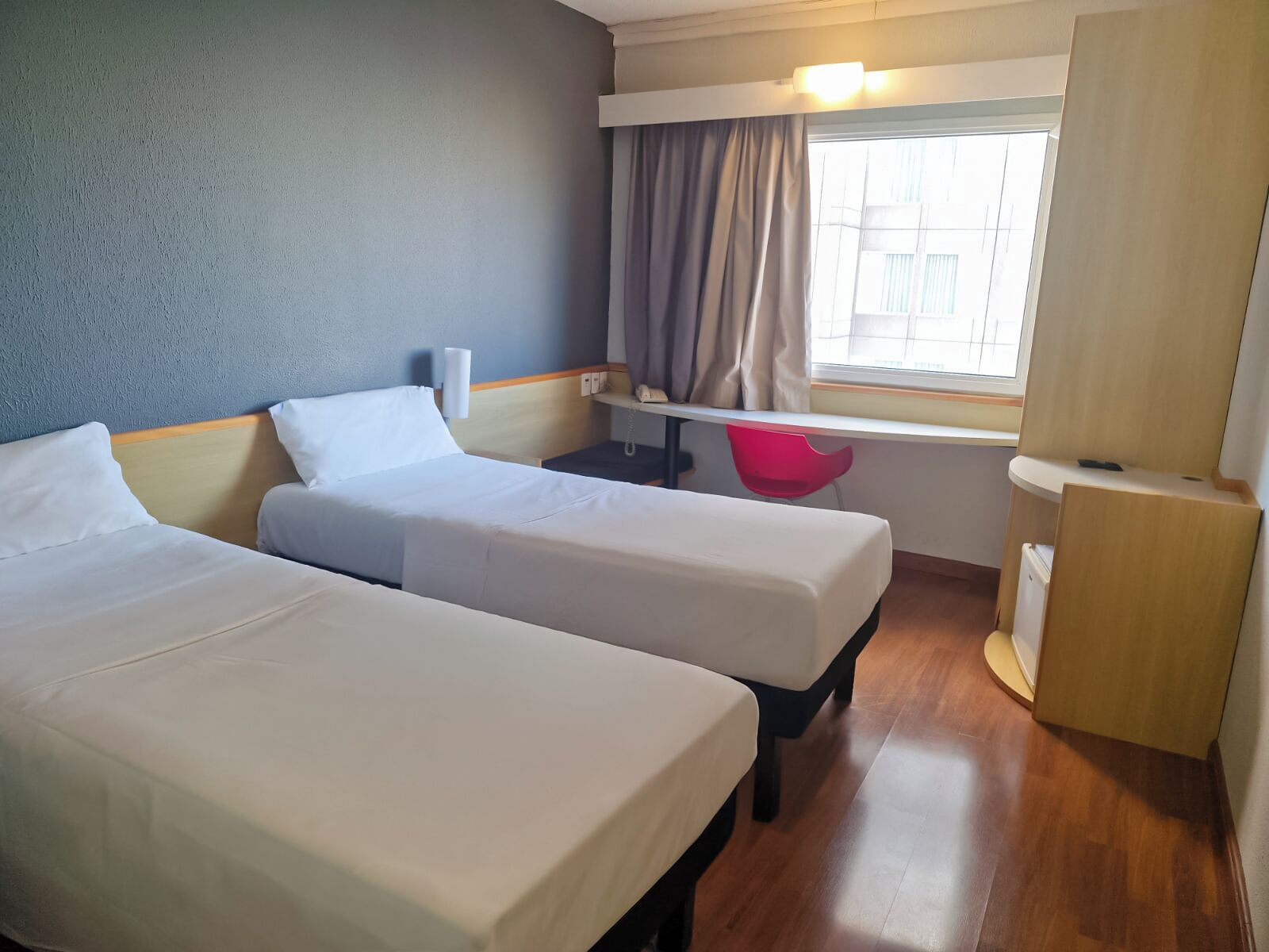 Standard Twin | Bàn, bộ trải giường 