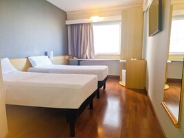 Escritorio y ropa de cama 