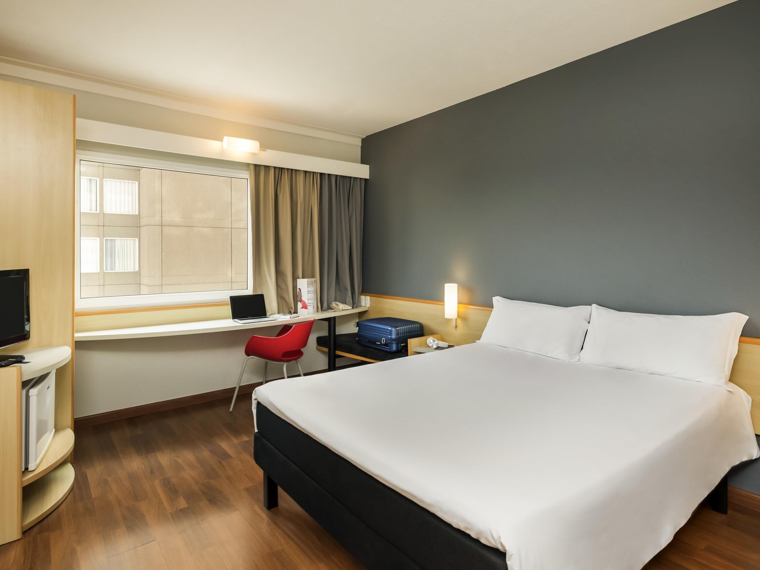 Standardzimmer, 1 Doppelbett | Minibar, Zimmersafe, Schreibtisch, Verdunkelungsvorhänge