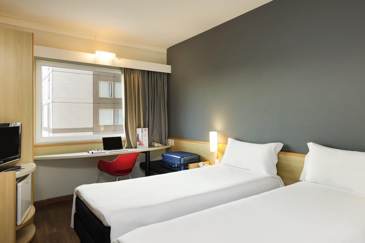 Standard Twin Room, 2 Single Beds | Minibar, in-room safe, desk, blackout curtains