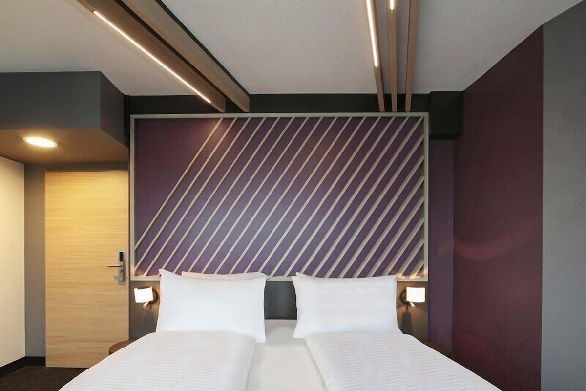 Chambre Prestige double | Literie hypoallergénique, coffre-fort, bureau, rideaux d’obscurcissement