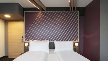 Bộ đồ giường kháng dị ứng, két bảo mật tại phòng, bàn, màn/rèm cản sáng