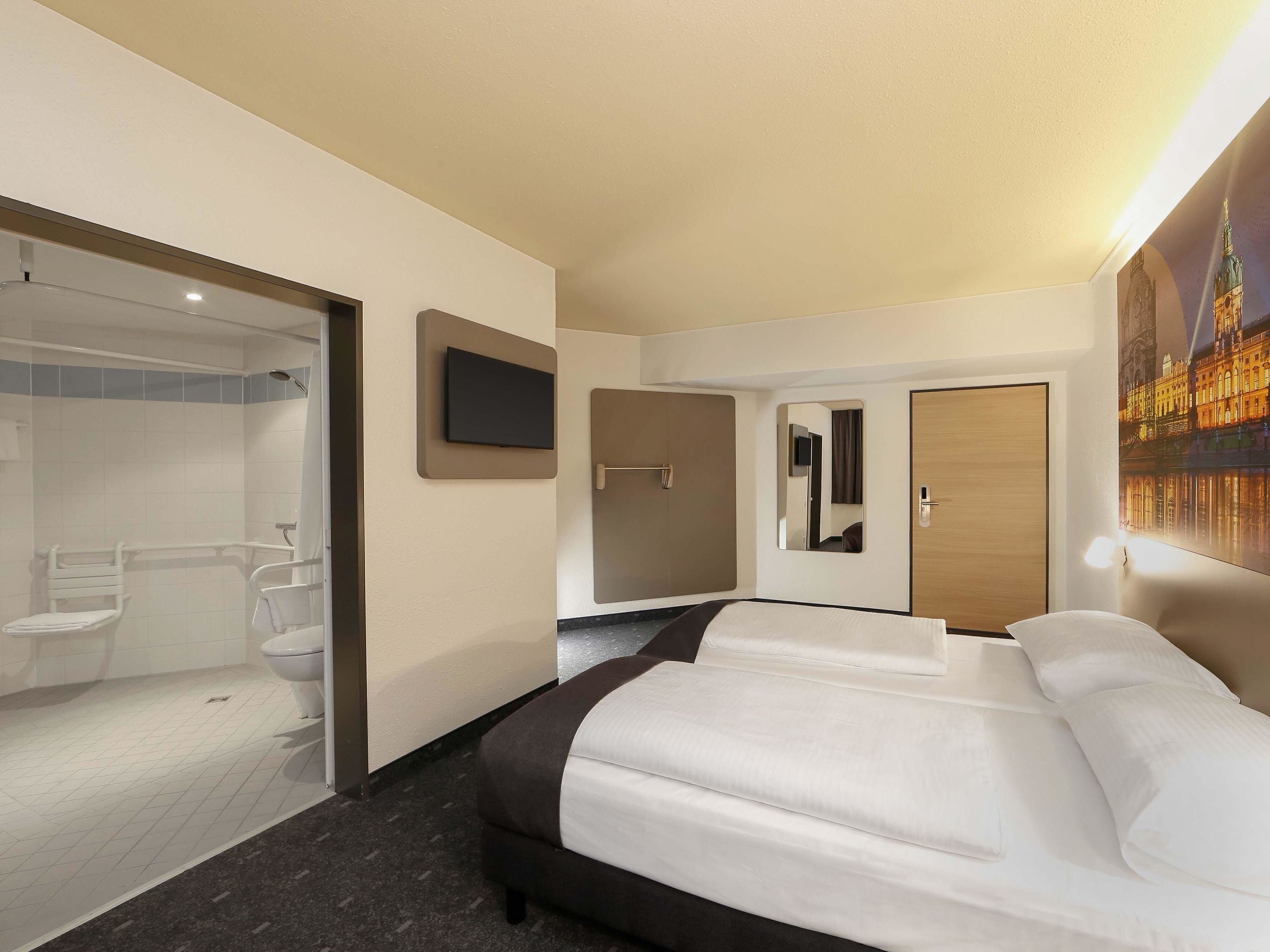 Basic Twin Room | Hypo-allergenic bedding, in-room safe, desk, blackout drapes