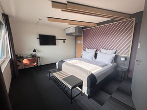 Phòng đôi Premium | Bộ đồ giường kháng dị ứng, két bảo mật tại phòng, bàn, màn/rèm cản sáng