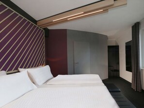 A hotel room with a bed, a wardrobe, and a bathroom. - B&B Hotel Berlin City-West (Berlin)